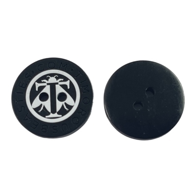 De zijde drukte Gat van Plastic Hars het Knopen Gegraveerde Logo Blouses Coat Button Four in 32L voor Kleding