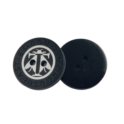De zijde drukte Gat van Plastic Hars het Knopen Gegraveerde Logo Blouses Coat Button Four in 32L voor Kleding