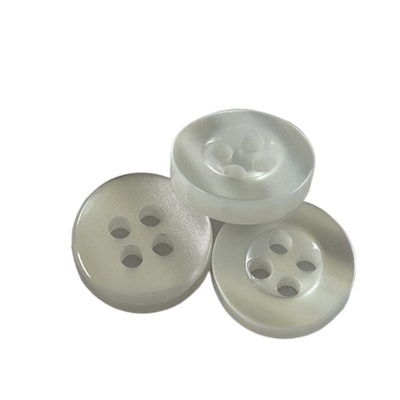 De witte Knopen van het Kleuren Plastic Overhemd met het Gebruik van Rim Pearl Effect In 18L op Overhemd