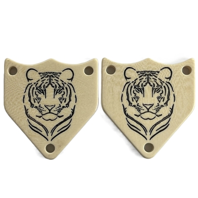 Onregelmatig Pentagoon 3 Gat Buitensporig Plastic Knopen Gegraveerd Tiger Logo In
