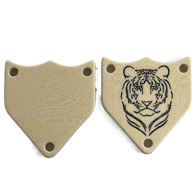 Onregelmatig Pentagoon 3 Gat Buitensporig Plastic Knopen Gegraveerd Tiger Logo In