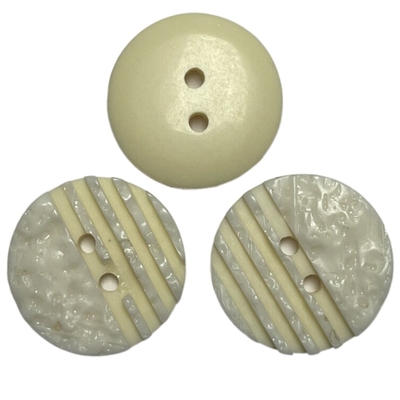 Polyester Imitatieshell button with irregular face Twee Gaten28l Gele Kleur