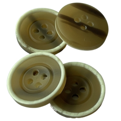 Plastic Laagknopen met het Witte Achter34l 4 Gat van Rim Imitation Horn Desgin On voor Laag