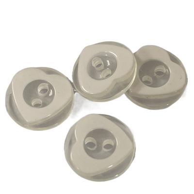 Witte Kleur van achtereind de Transparante Plastic Knoppen Hartjes in 20L voor het Naaien