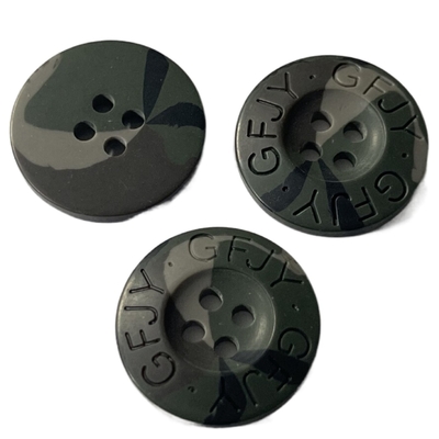 Het gegraveerde Gebruik van de de Camouflagekleur van Logo Plastic Coat Buttons 34L voor Laagsweater