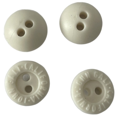 2 gat van Witte Rubberknopen 11mm Gegraveerd Logo Use On Sewing Clothing