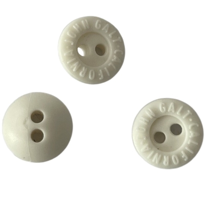 2 gat van Witte Rubberknopen 11mm Gegraveerd Logo Use On Sewing Clothing